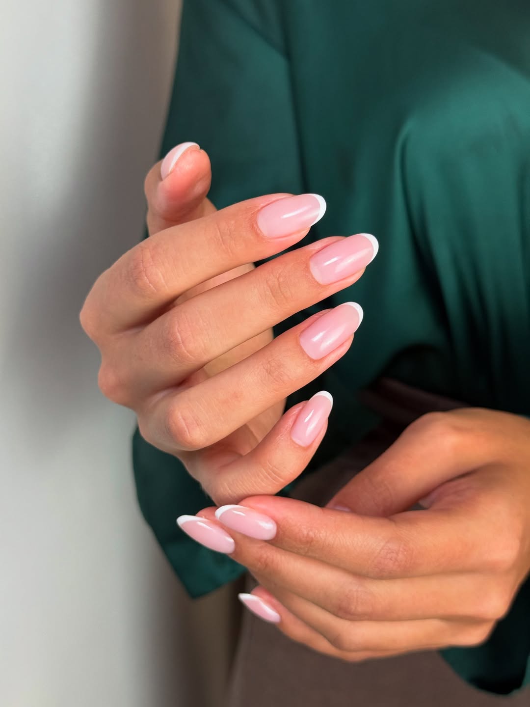 Elegancki manicure hybrydowy nude — SVORA NAILS Warszawa