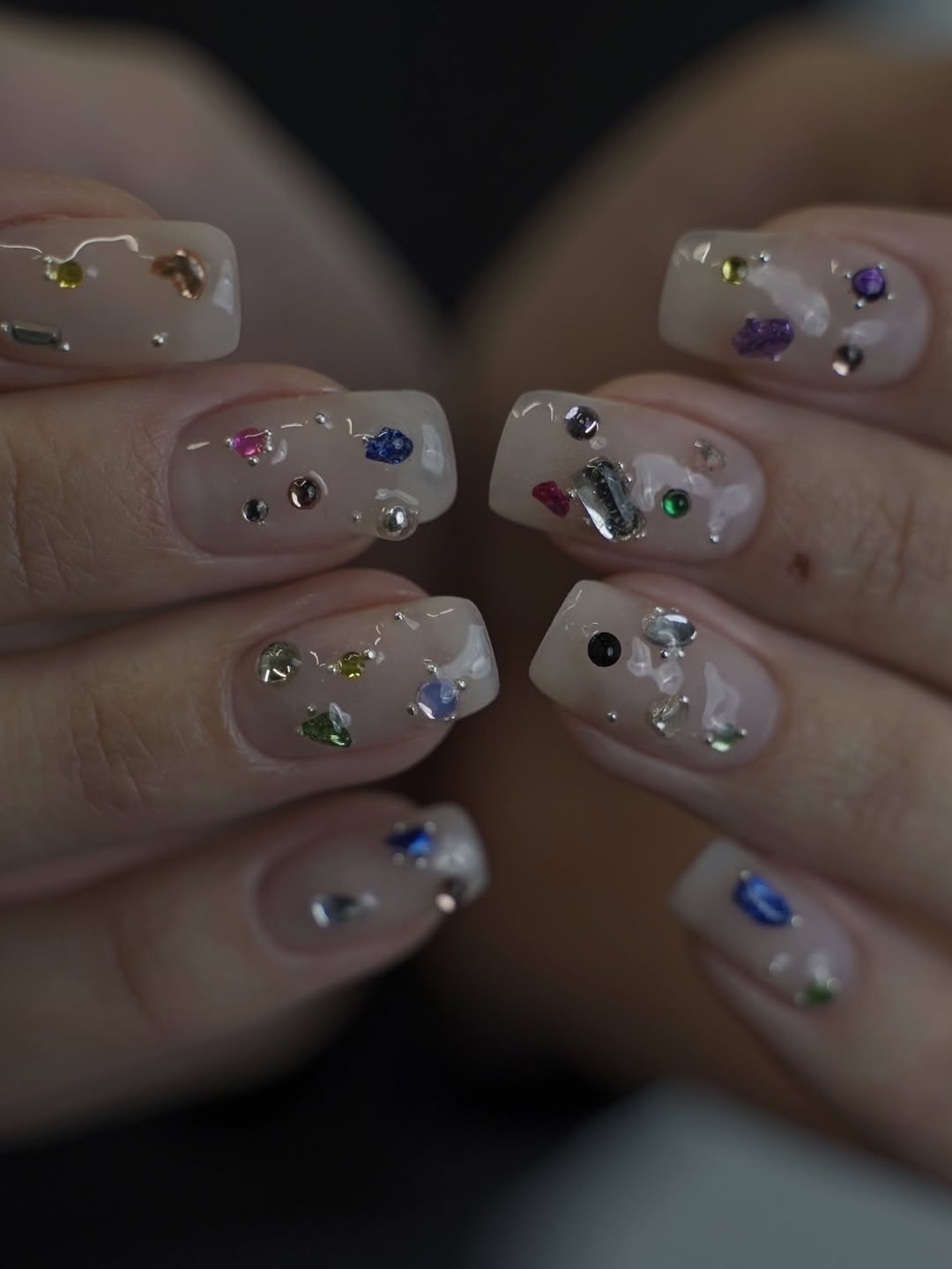 Przedłużanie paznokci żelem — efekt naturalny