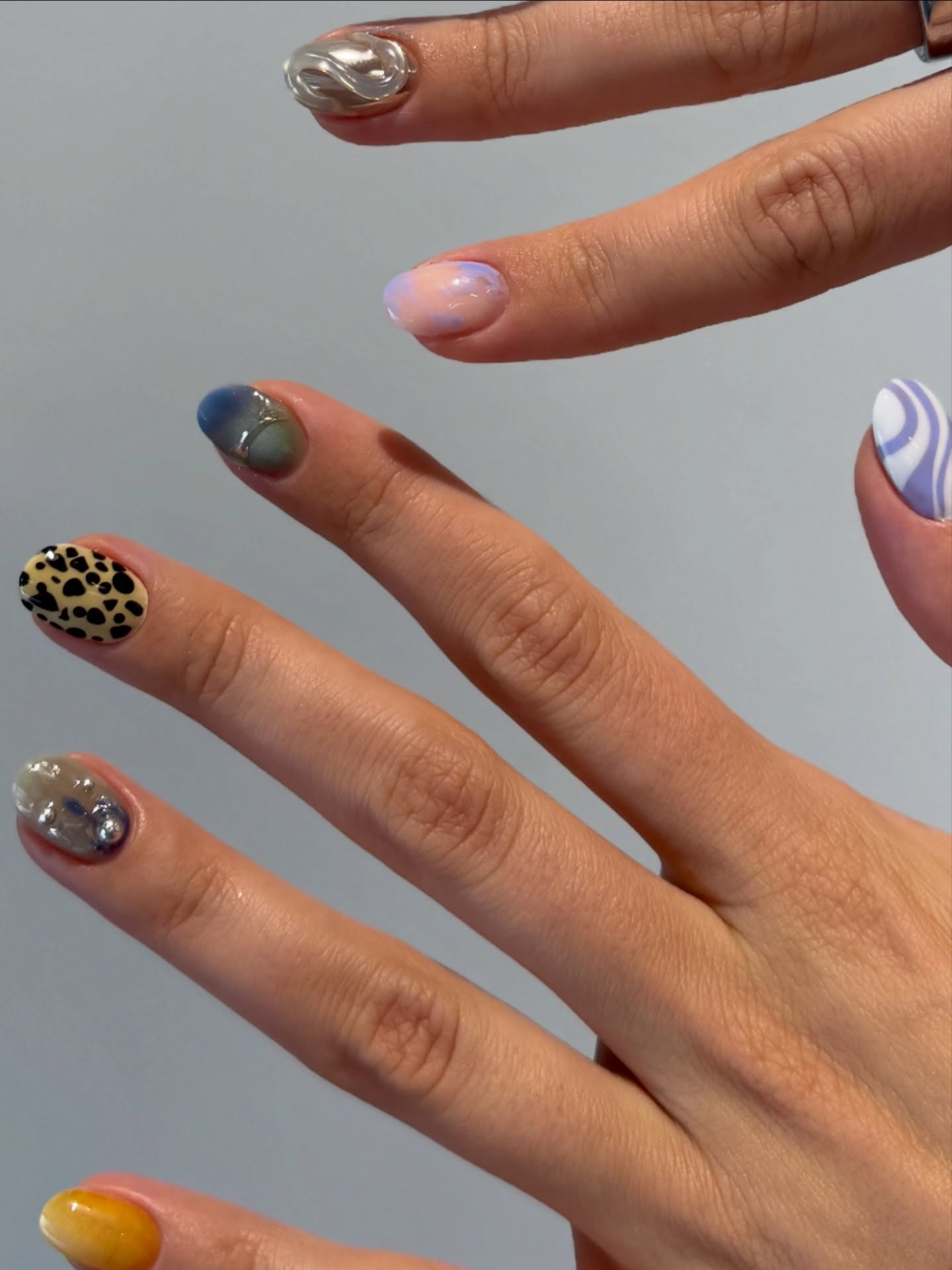 Kreatywny mix stylizacji — animal print, swirle i chromowane zdobienia