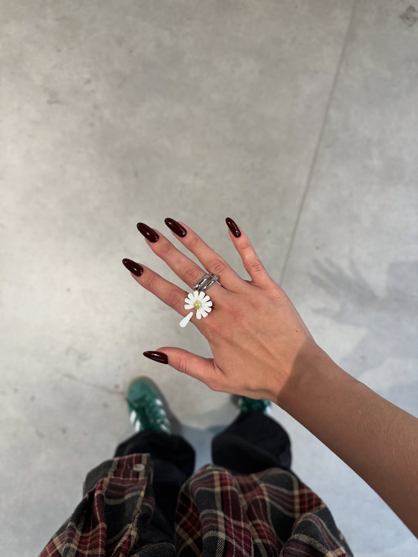 Długie migdałki w głębokim burgundowym kolorze z kwiatem