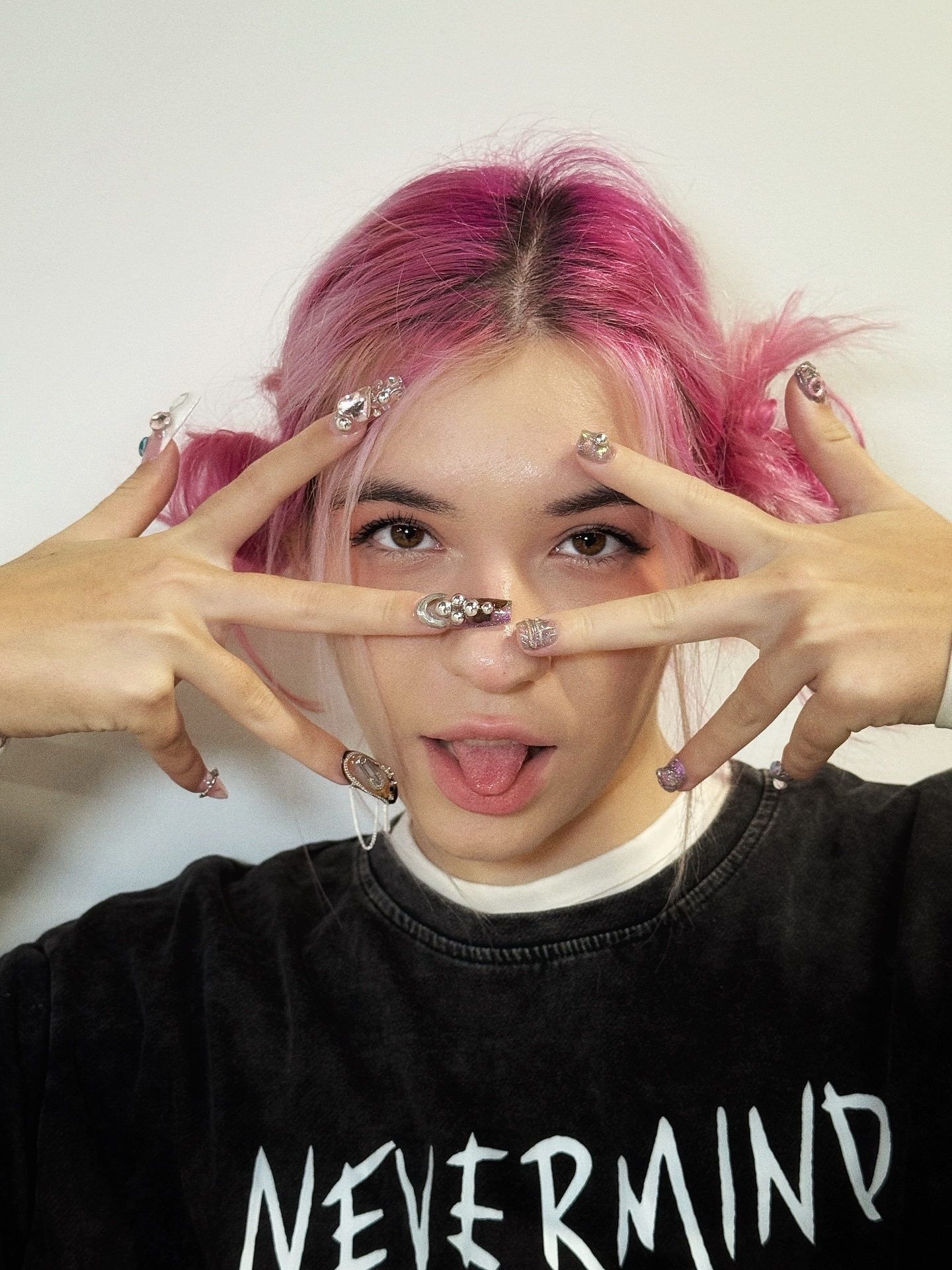 Odważne zdobienia 3D z kryształkami i chromem — crazy nails